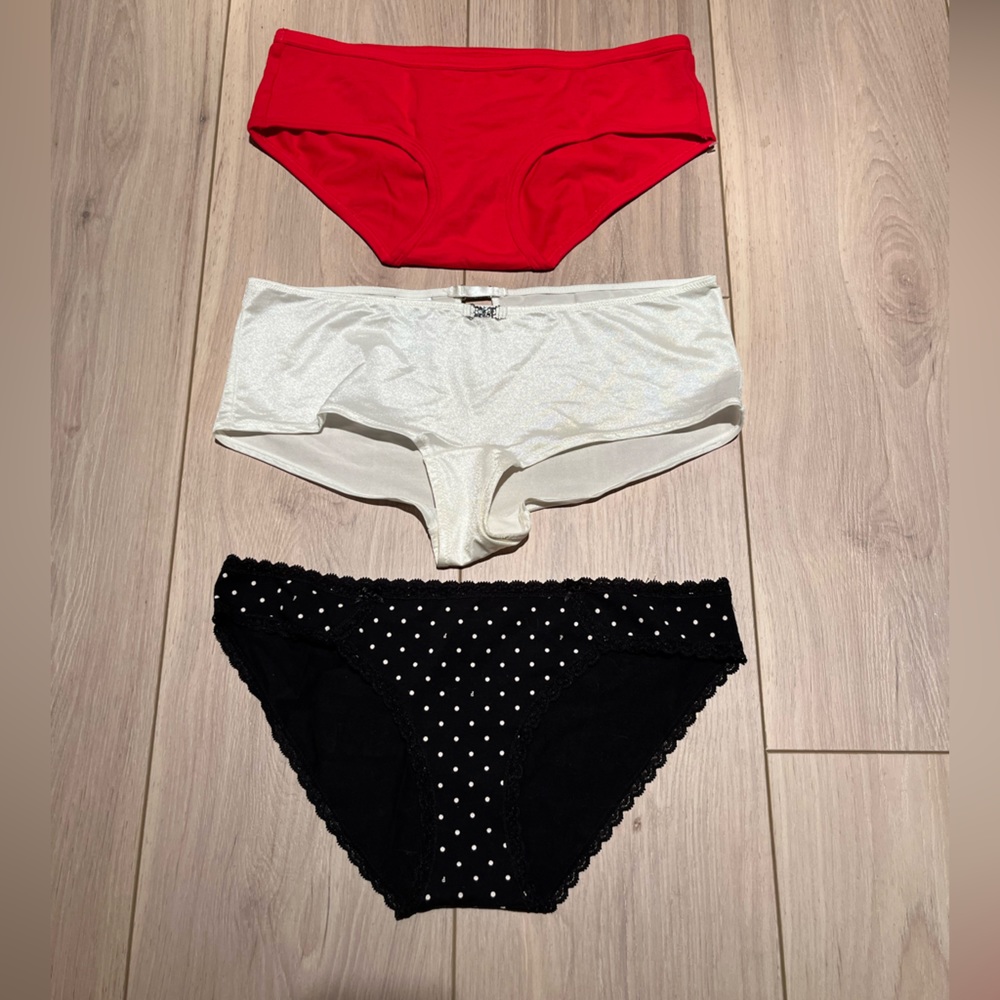 Set of 3 sexy NWOT festive women’s panties Medium 6 Victoria Secret, Aerie & H&M